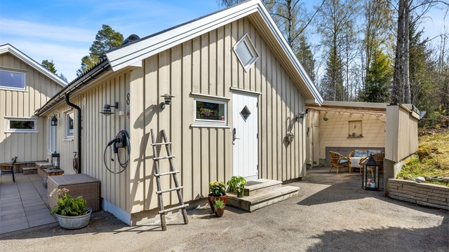 Det er installert elbillader på husveggen.