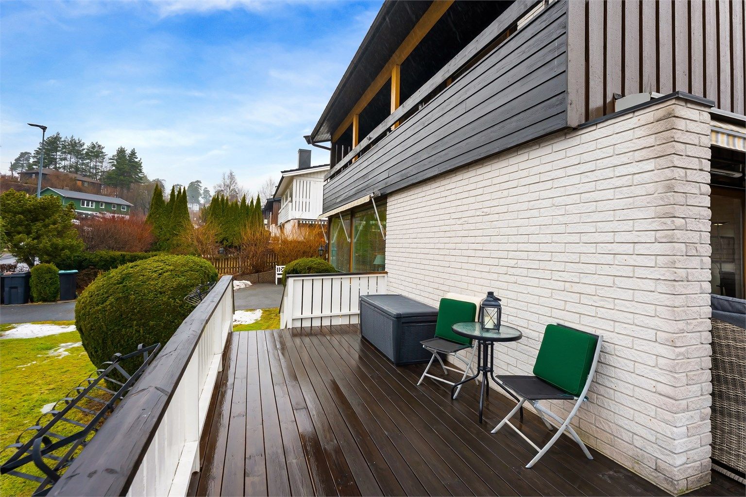 Utsikt fra terrassen mot hagen og nærområdet.