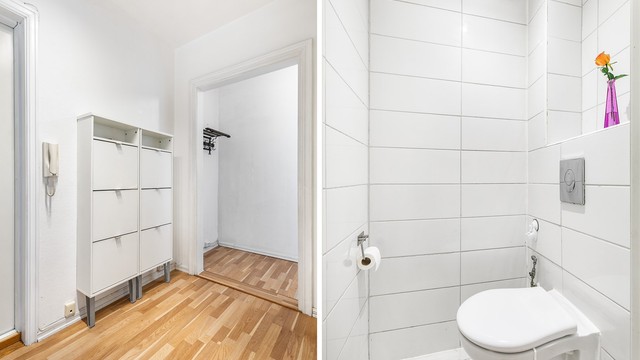 Toalettrommet er tilknyttet entreen og i senere år flislagt samt oppgradert med nytt klosett på innbygget sisterne.