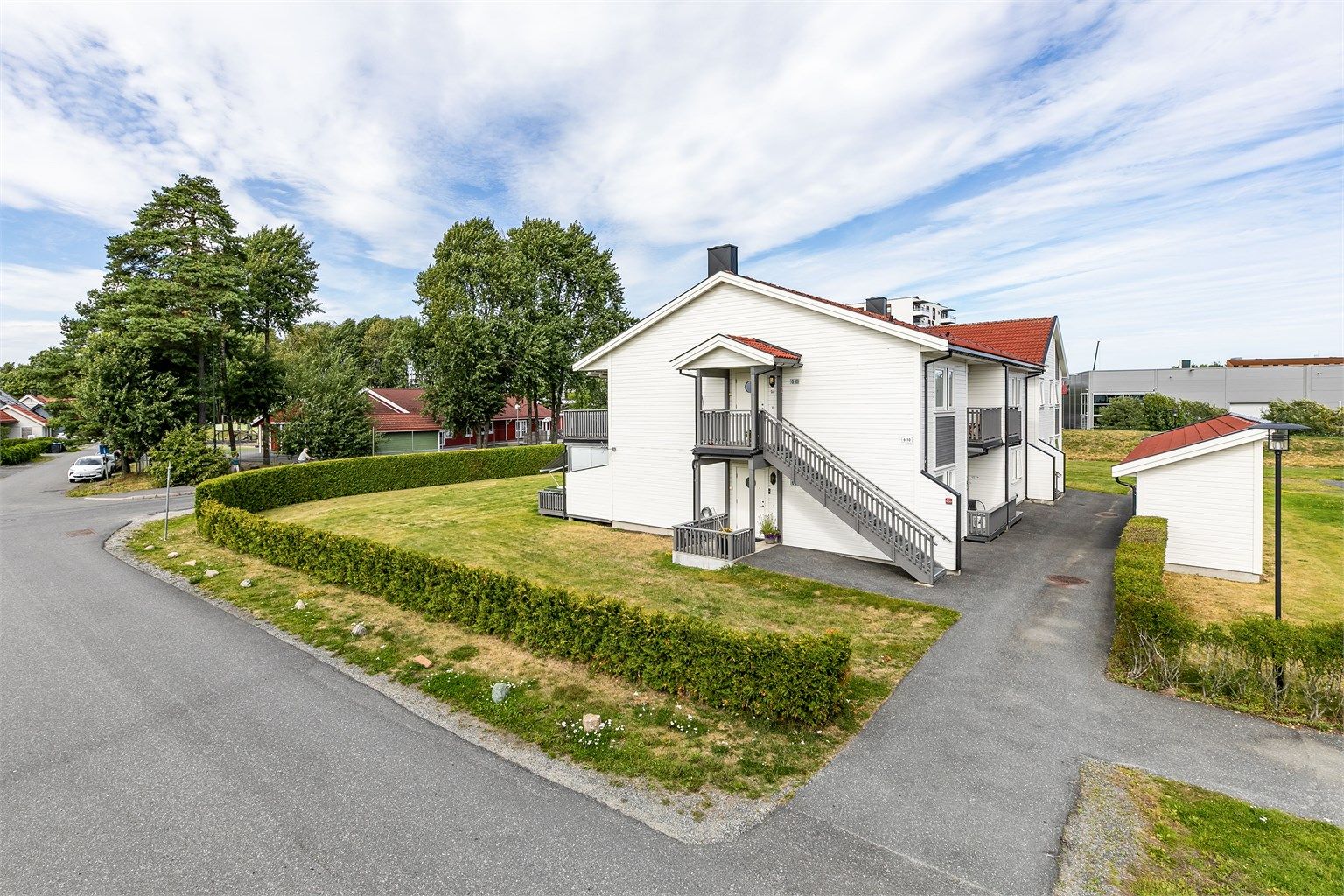 Sameiet Carlsminde består av i alt 30 boligseksjoner. Leiligheten inngår i bygget lengst vest i sameiet.