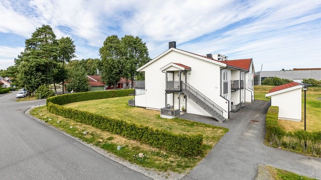 Sameiet Carlsminde består av i alt 30 boligseksjoner. Leiligheten inngår i bygget lengst vest i sameiet.