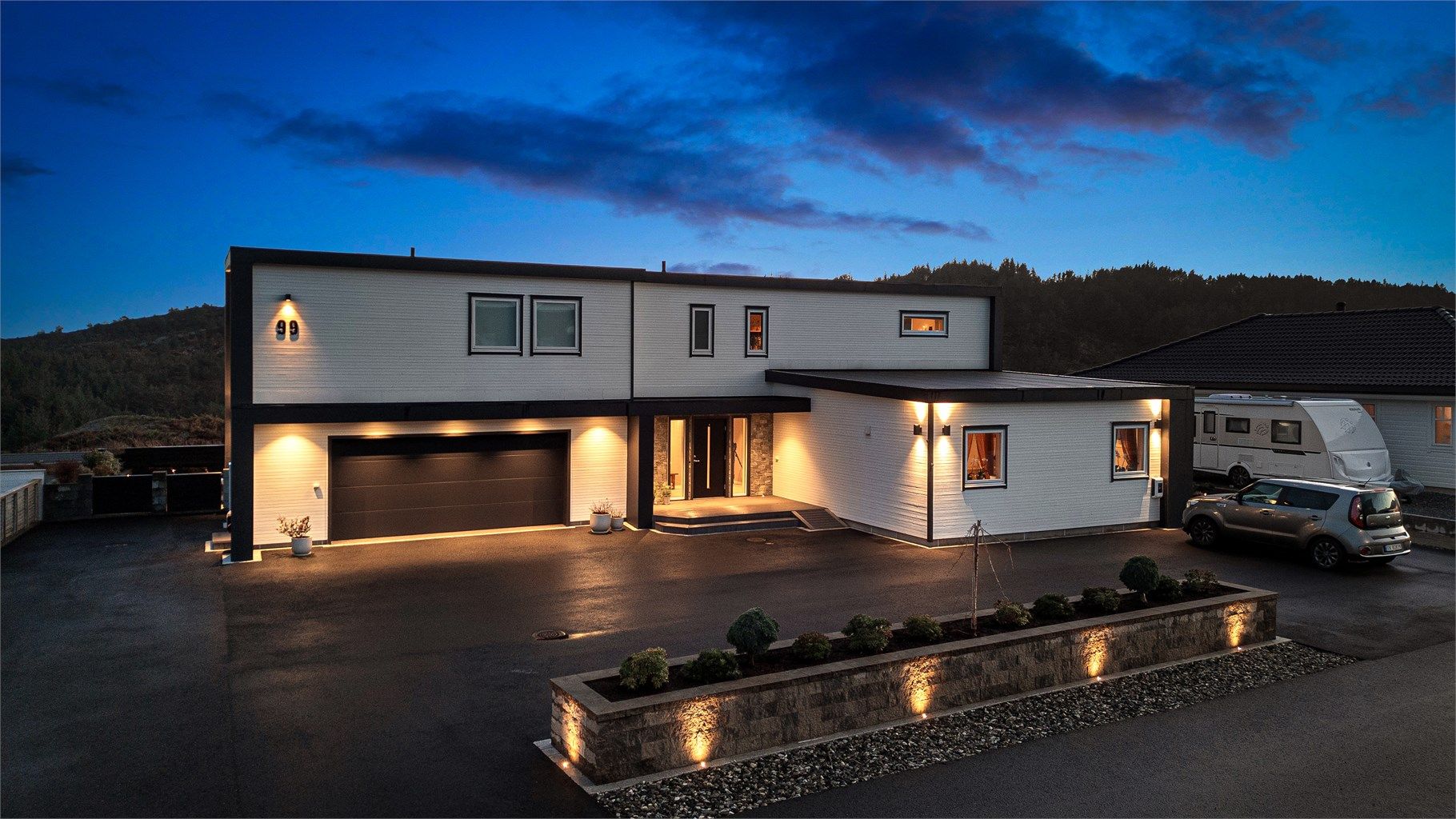 Her er alt gjennomført til hver minste detalj. Meget god biloppstillingsplass på egen eiendom. På fremsiden av boligen er det også en lekkert hageanlegg.