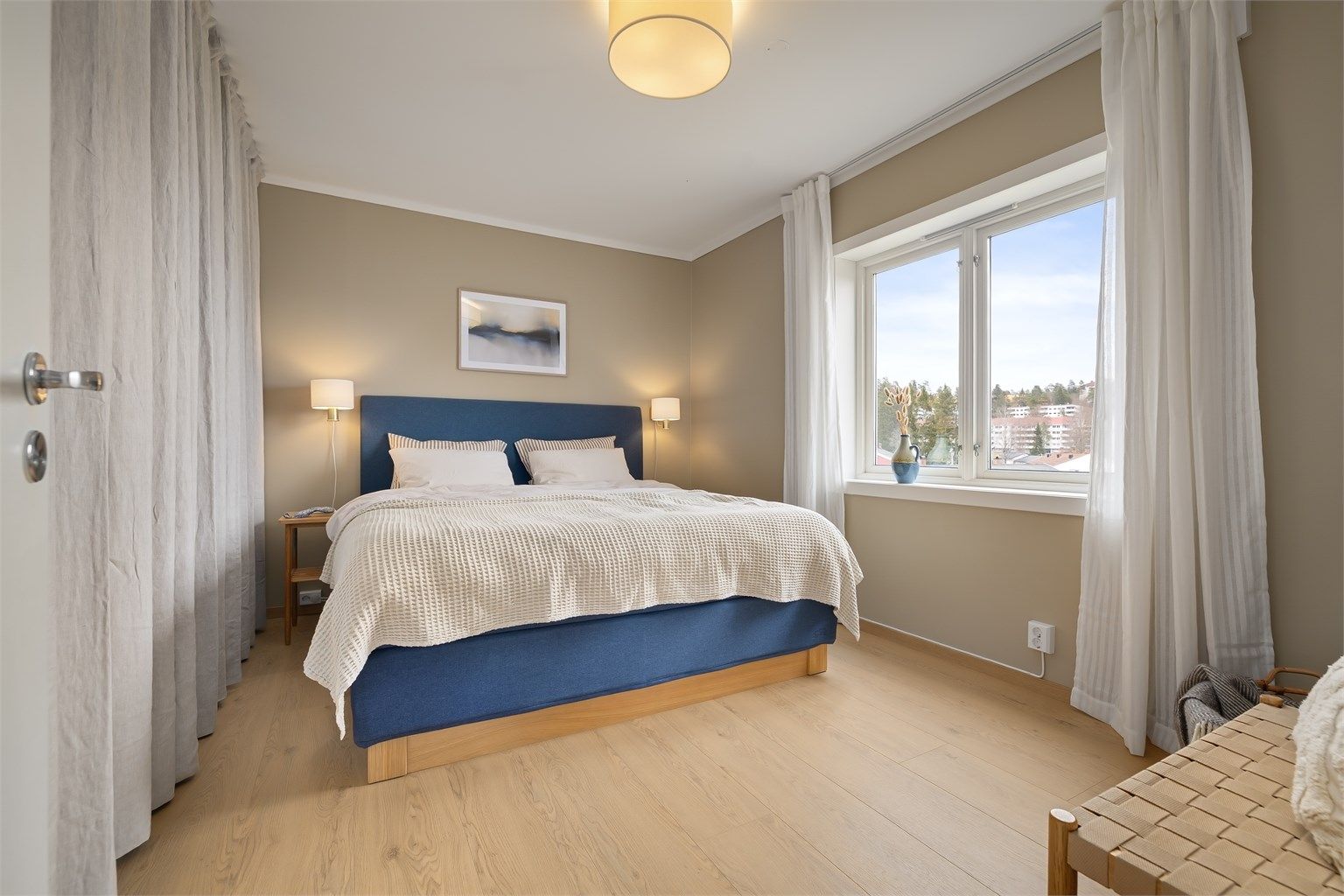 Boligens hovedsoverom er av god størrelse og har rikelig med plass til dobbeltseng og tilhørende nattbord