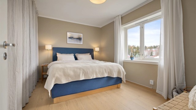 Boligens hovedsoverom er av god størrelse og har rikelig med plass til dobbeltseng og tilhørende nattbord