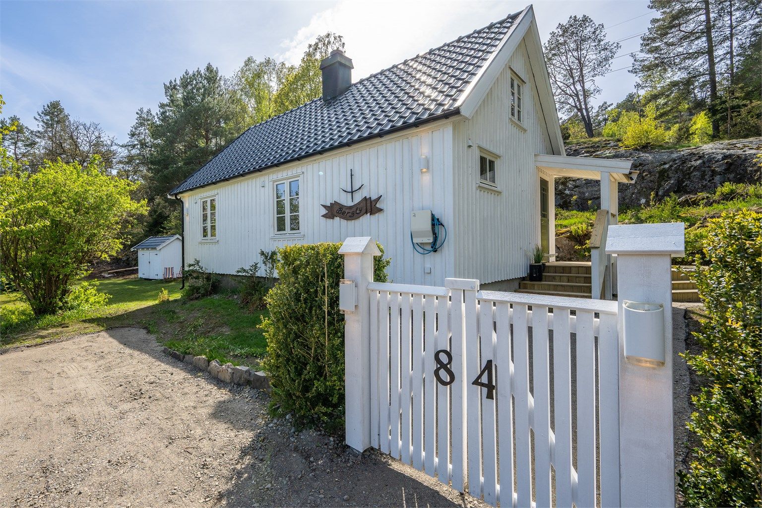 Her bor du usjenert og fredelig, omgitt av vakker natur og fine turmuligheter – samtidig som sjøen bare er en kort spasertur unna.