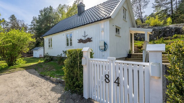 Her bor du usjenert og fredelig, omgitt av vakker natur og fine turmuligheter – samtidig som sjøen bare er en kort spasertur unna.