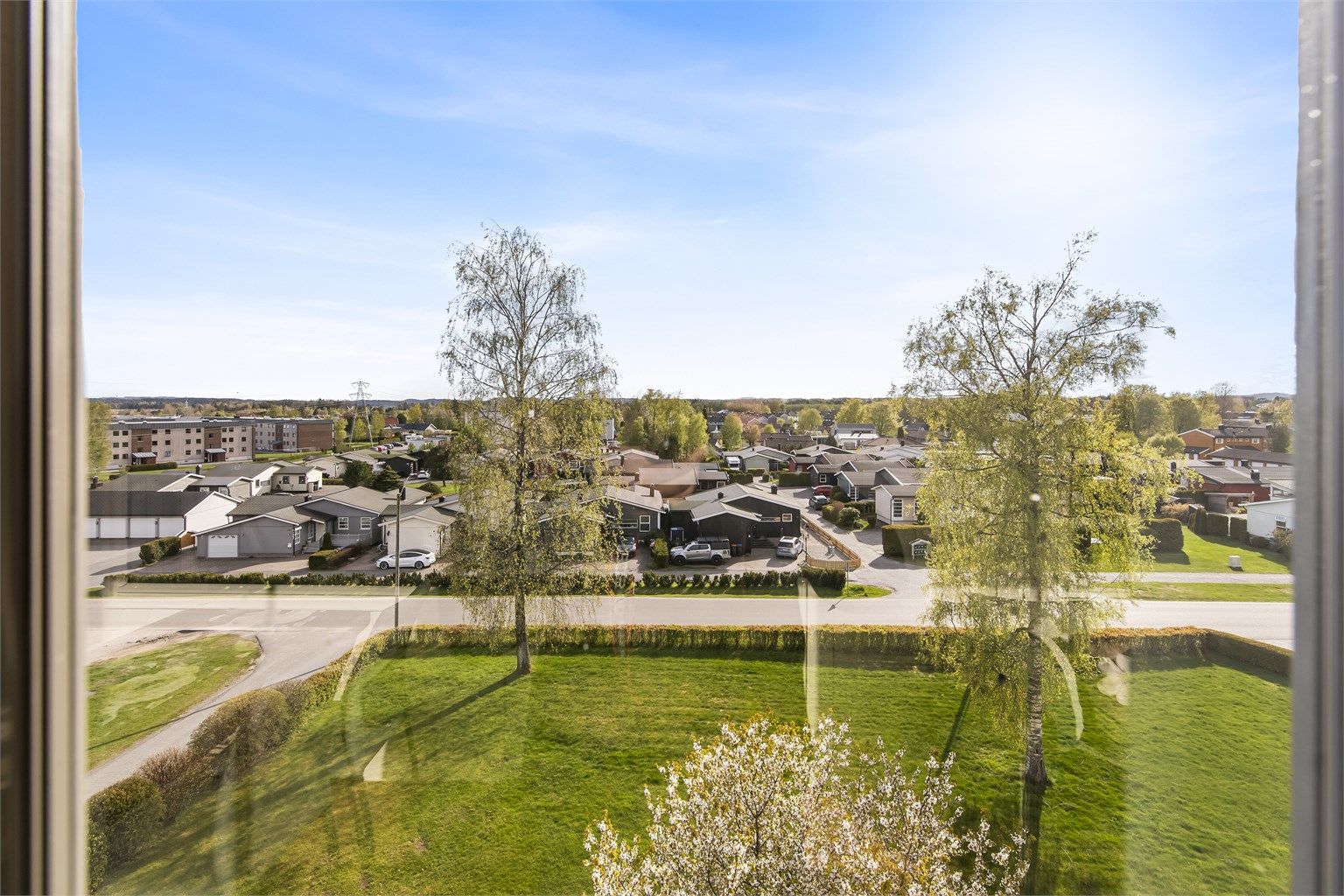Fri og flott beliggenhet i øverste etasje. Her får du flott utsyn over området og rikelig med sol. Utvendige elektriske screens er montert.