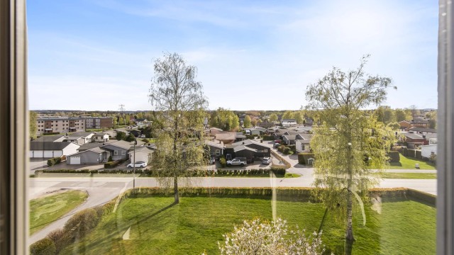 Fri og flott beliggenhet i øverste etasje. Her får du flott utsyn over området og rikelig med sol. Utvendige elektriske screens er montert.