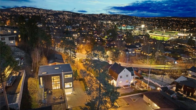 Boligen ligger bare en kort spasertur fra Bekkestua sentrum, som byr på et variert utvalg av butikker, kafeer, restauranter og servicetilbud. Dette er et etablert og fredelig område som passer utmerket for alle livsfaser