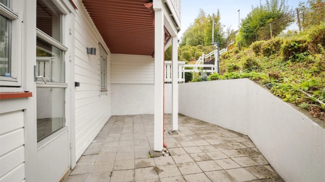 Uteplassen er lun og har utvendig belysning samt strømuttak.