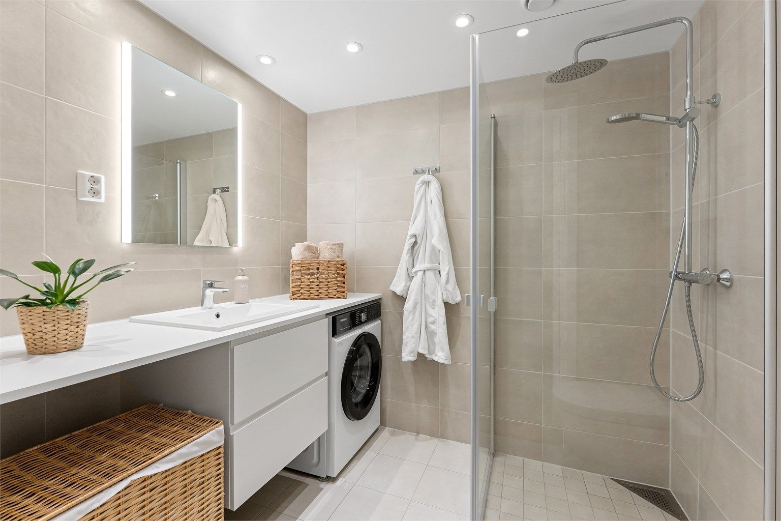 Lekkert baderom med fliser på gulv med gulvvarme, fliser på vegger og malt himling