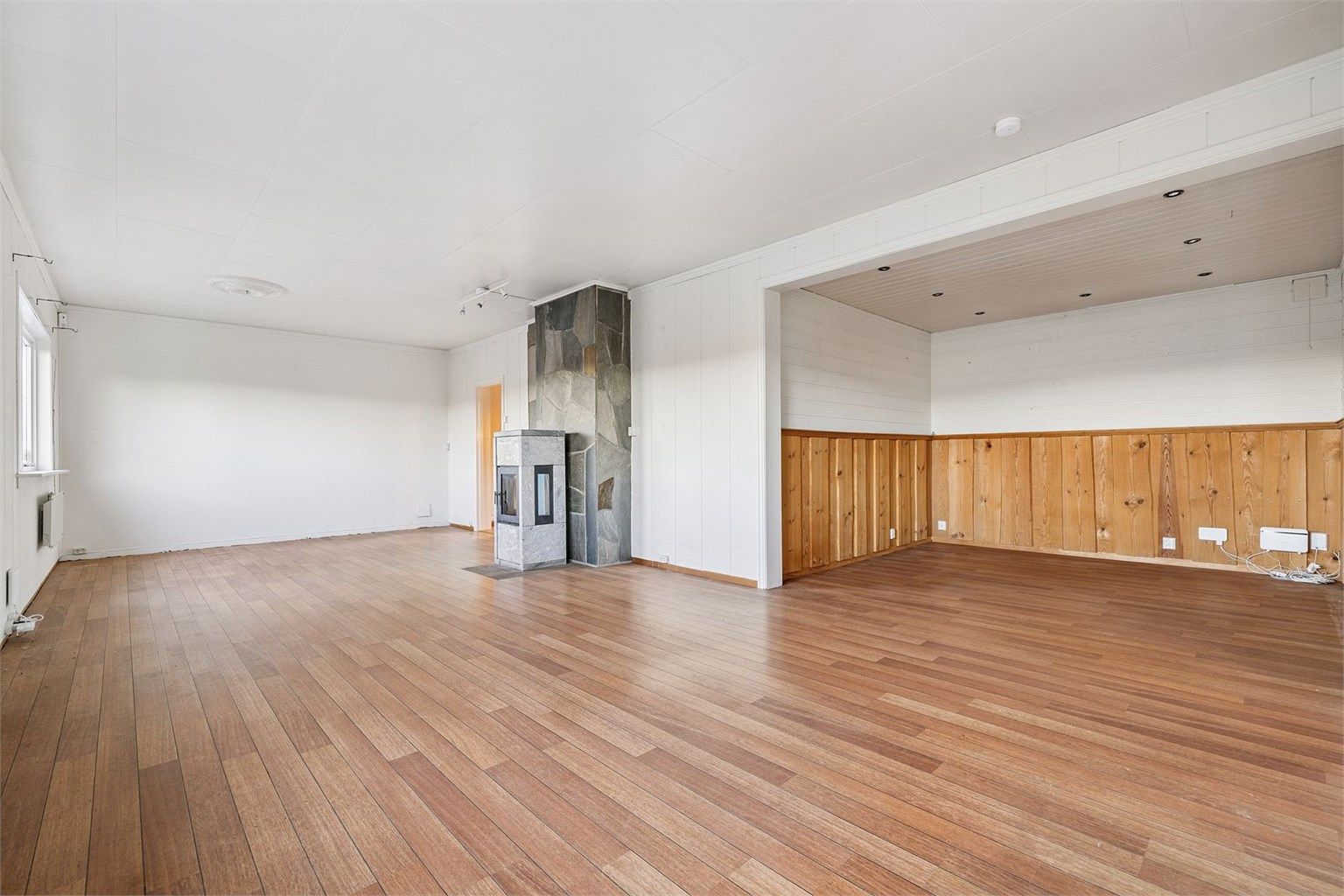 Store vindusflater som gir naturlig lysinnslipp Foto: Jørn Beheim