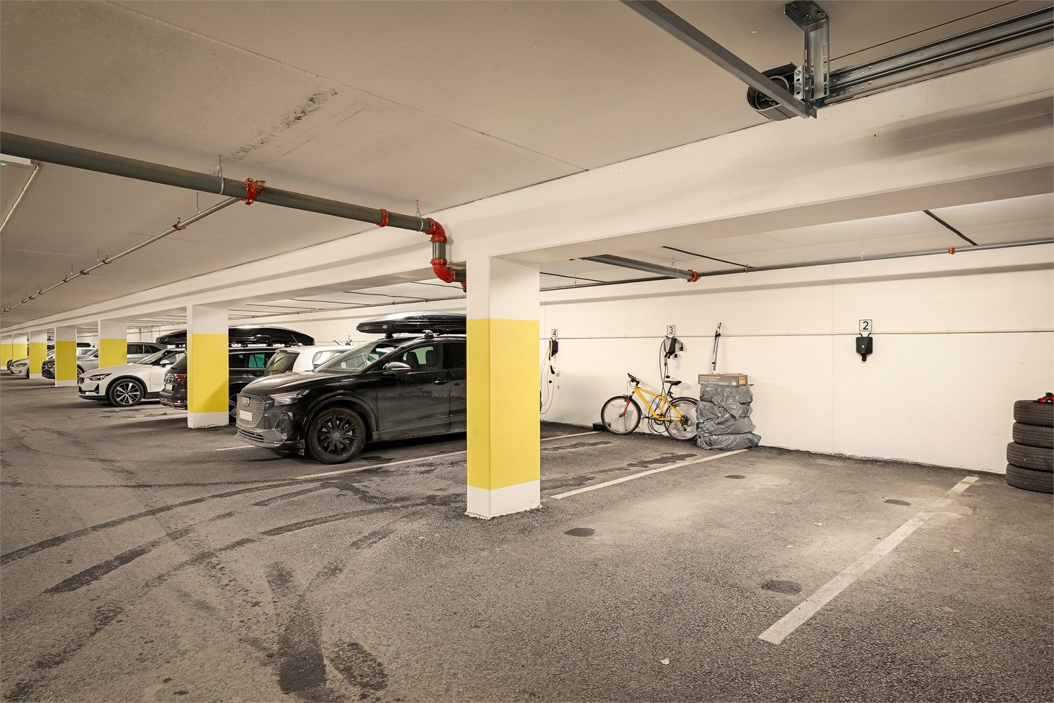 Med boligen følger to garasjeplasser i felles garasjeanlegg