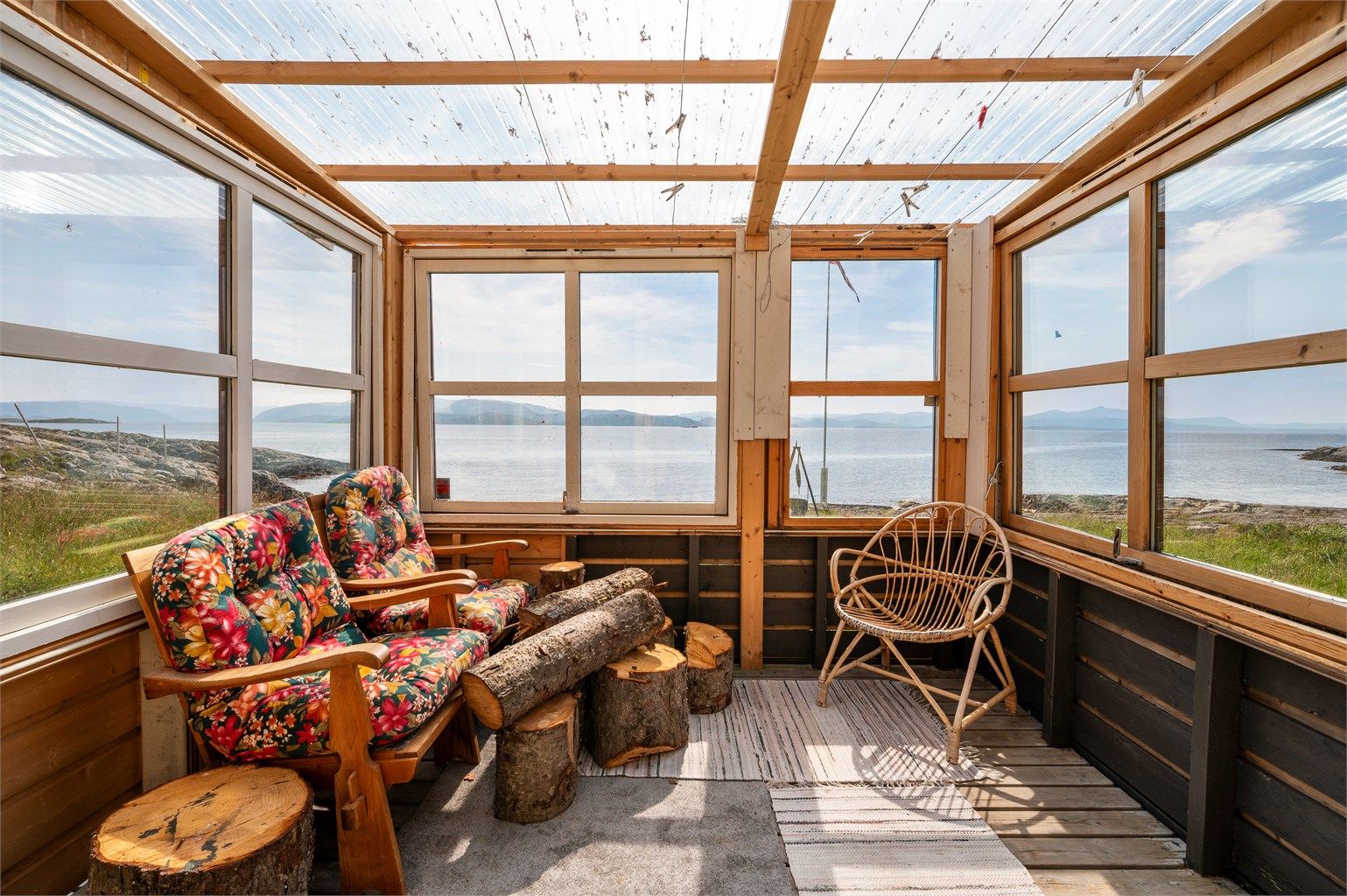 Hitra er Norges største øy sør for Lofoten, og byr på variert flora og fauna. Langs kysten har du lange strekk med nakne lyngheier, og på indre deler har du skogsområder med et rikt fugleliv og mye storvilt.