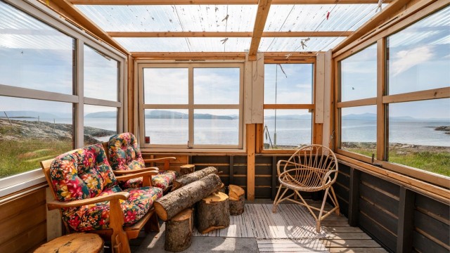 Hitra er Norges største øy sør for Lofoten, og byr på variert flora og fauna. Langs kysten har du lange strekk med nakne lyngheier, og på indre deler har du skogsområder med et rikt fugleliv og mye storvilt.