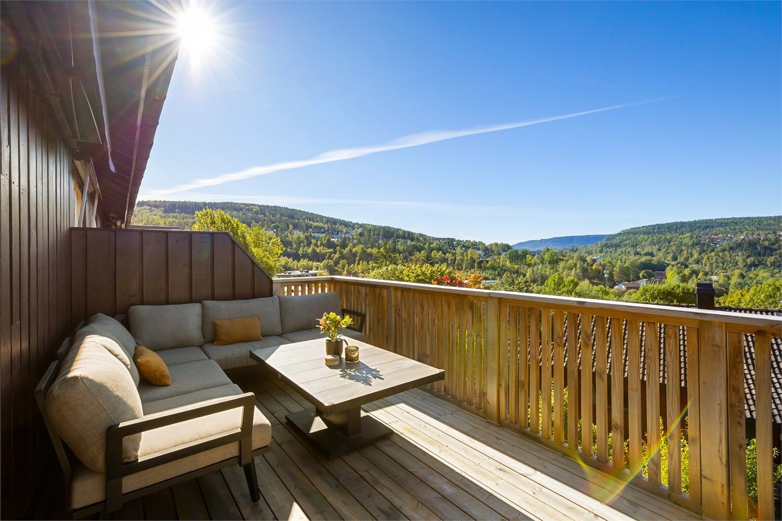 Her bor dere i et trygt og rolig nabolag med kort vei til skole, barnehager, flotte turområder og lekeplasser