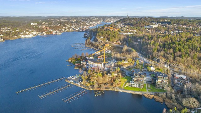 Eiendommen ligger attraktivt til på Hisøy med kort vei til buss og butikker.