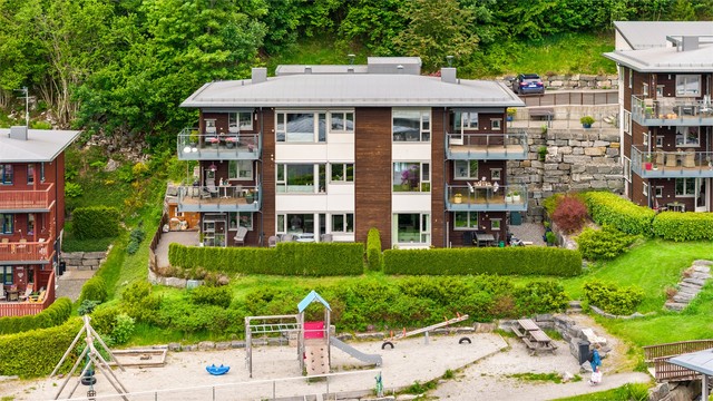 Sameiets fellesarealer er pent opparbeidet med lekeplass og grøntområder.