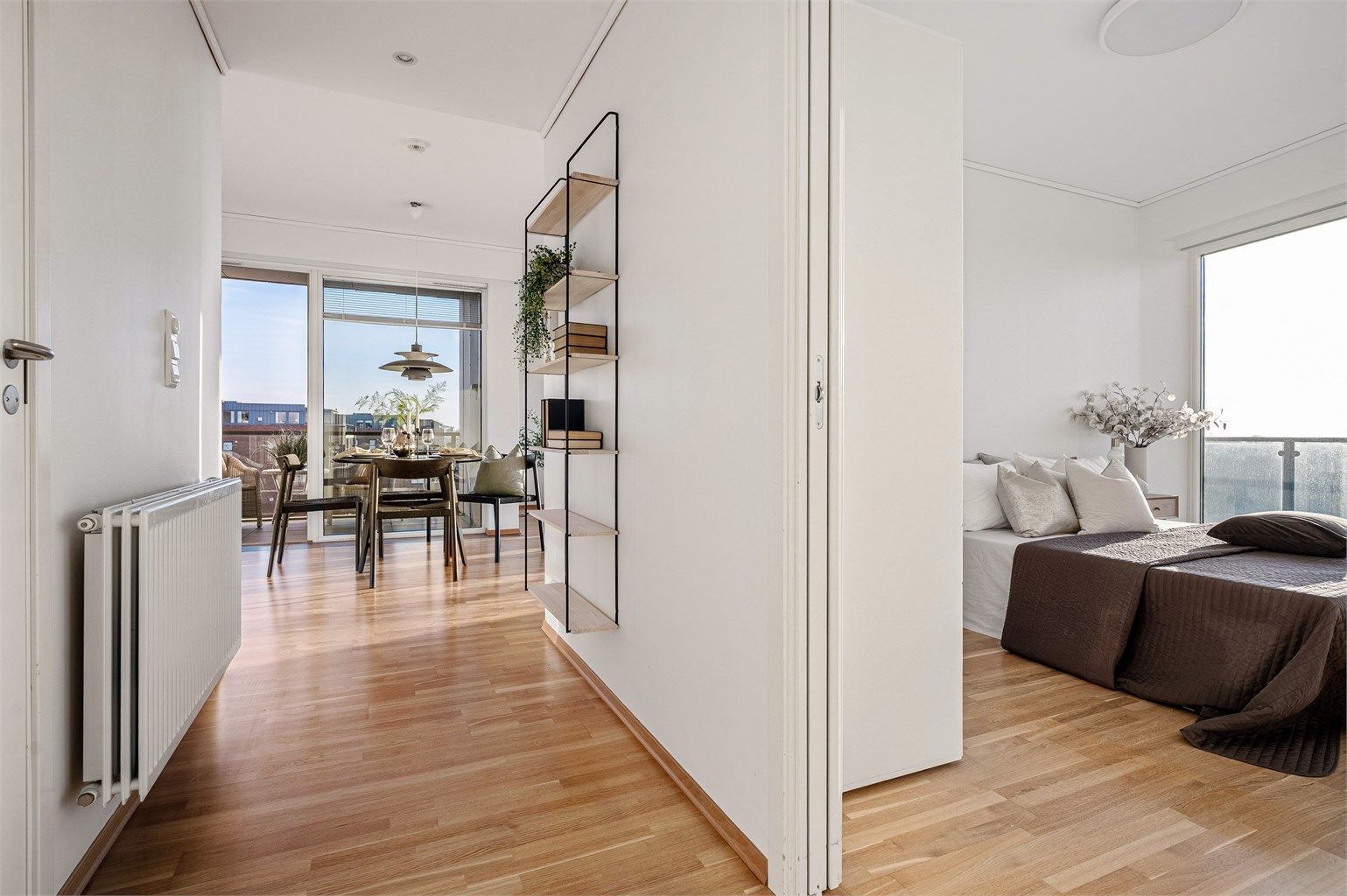 Det er adkomst til det største soverommet via plassbesparende skyvedør