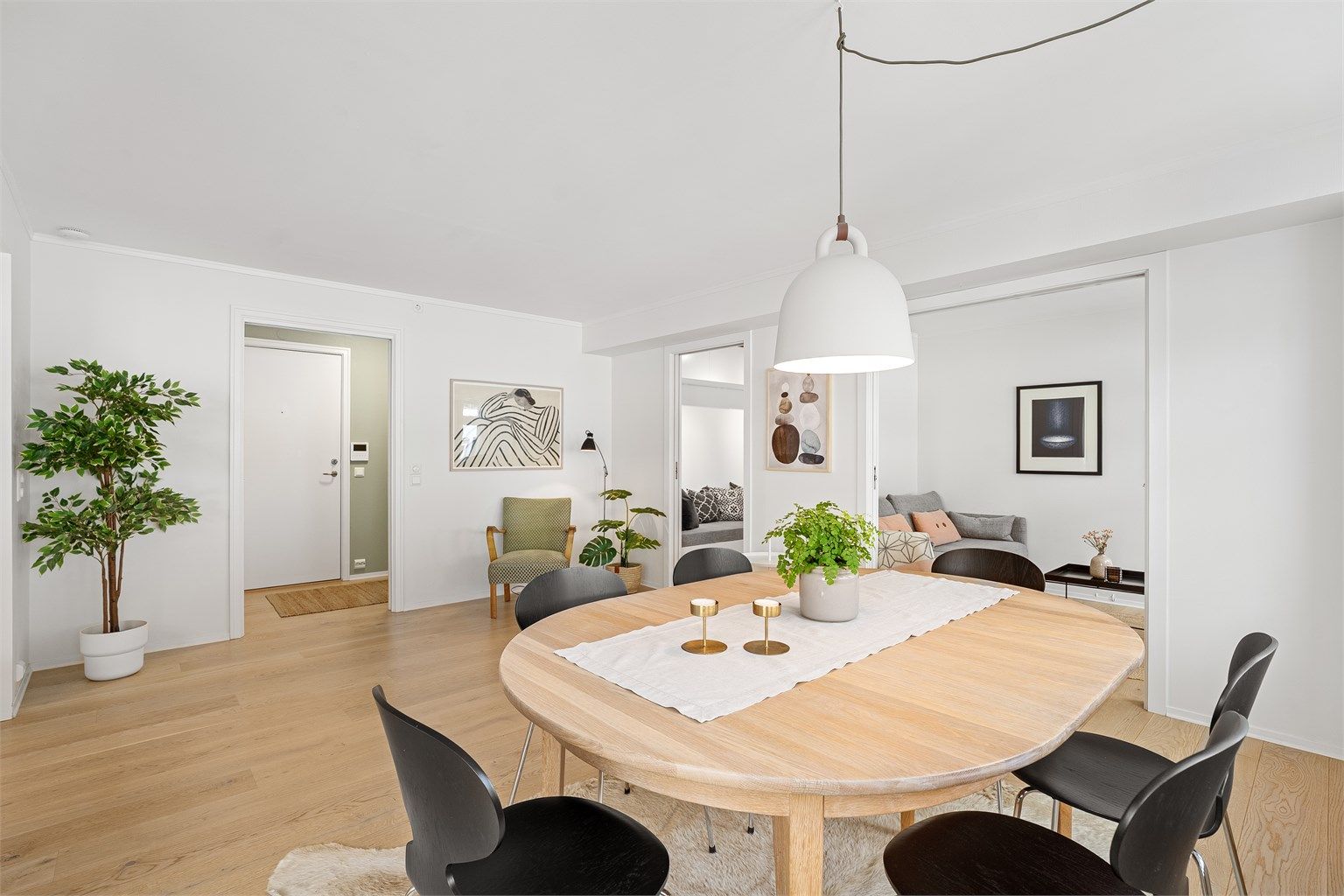 Lys og romslig leilighet med mange svært gode kvaliteter og planløsning