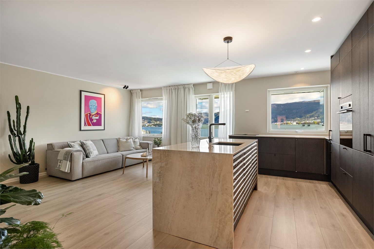 Velkommen inn i denne stilfulle leiligheten presentert av Åsmund Kvamme i Krogsveen Eiendom.