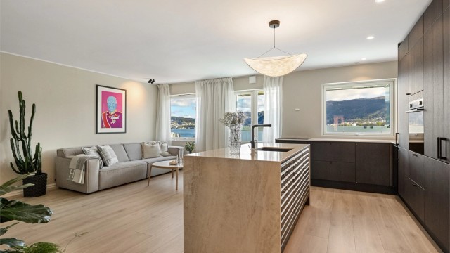 Velkommen inn i denne stilfulle leiligheten presentert av Åsmund Kvamme i Krogsveen Eiendom.