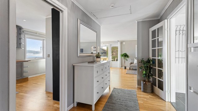 Gang med tilgang til uinnredet kaldtloft via luke