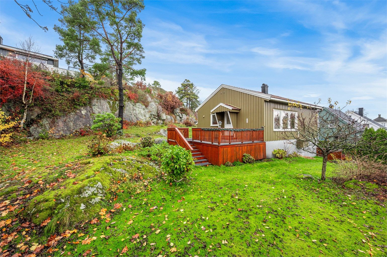 Usjenert uteplass rundt boligen og solrik veranda