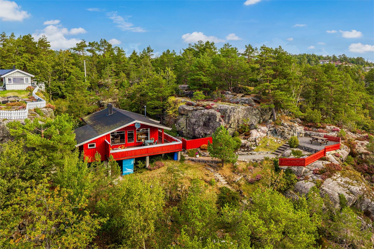 Hytta ligger høyt og fritt i naturskjønne omgivelser med fantastisk utsikt.