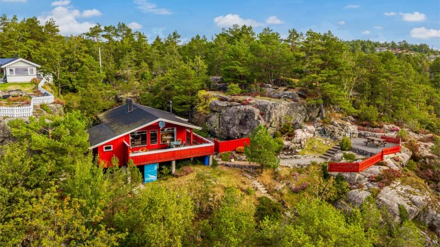 Hytta ligger høyt og fritt i naturskjønne omgivelser med fantastisk utsikt.