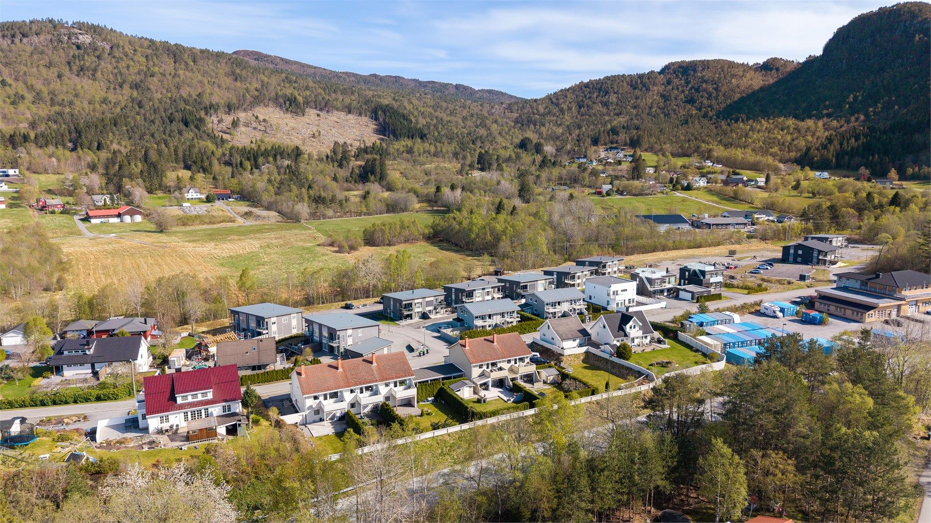 For dagligvarehandelen er det kun en kort kjøretur på omtrent fire minutter til Kiwi og Rema 1000 på Flisnes.