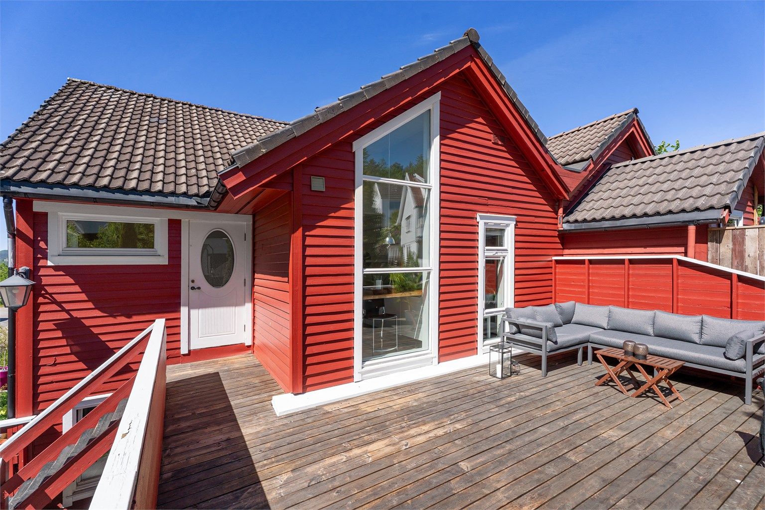 Boligen har en flott og solrik terrasse på 28 kvadratmeter med god plass til hagemøbler og grill m.m. Foto: Hans Nøstdahl