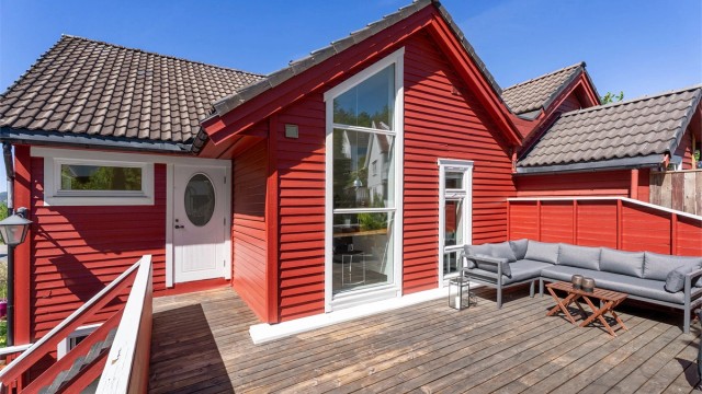 Boligen har en flott og solrik terrasse på 28 kvadratmeter med god plass til hagemøbler og grill m.m. Foto: Hans Nøstdahl