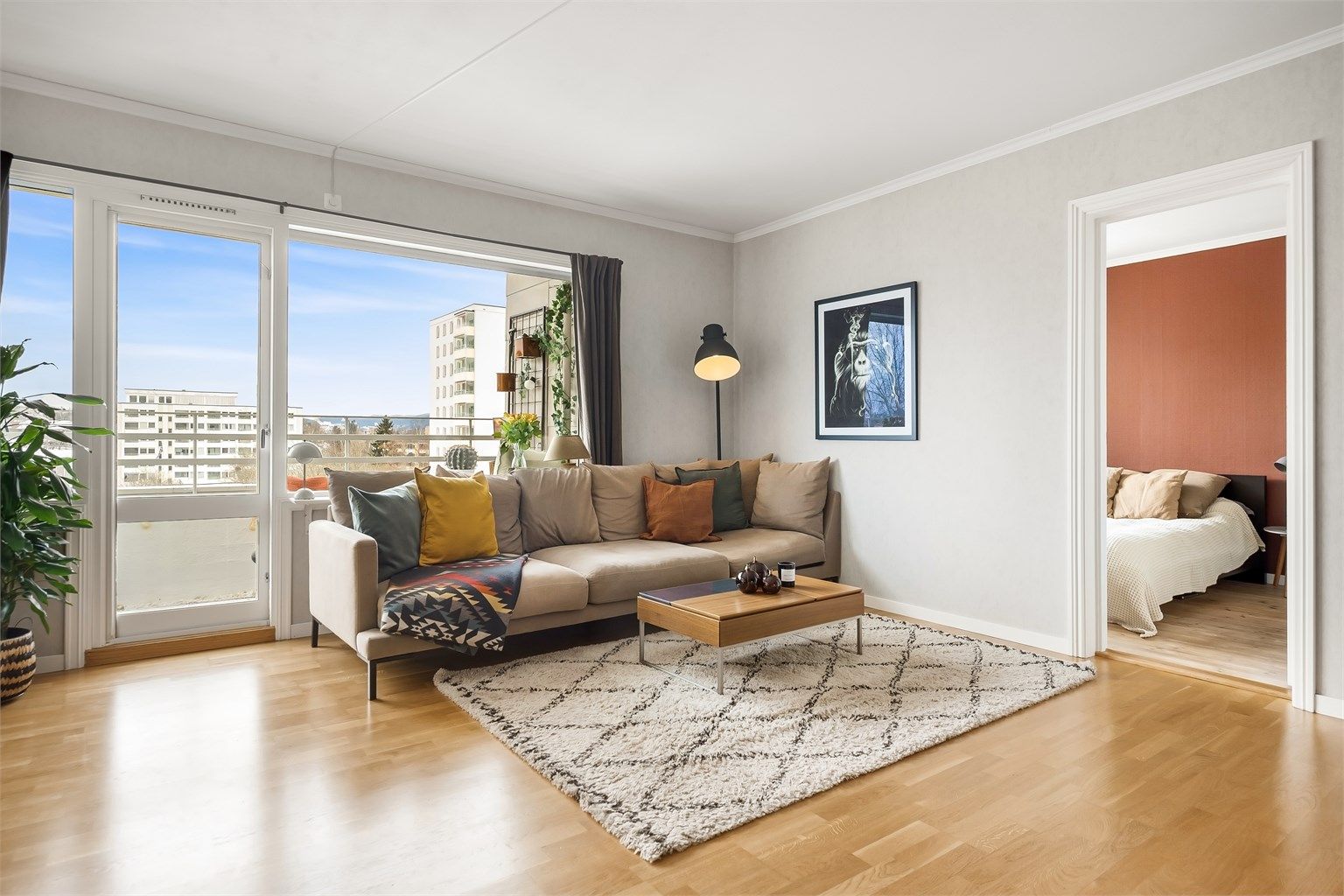 Store vindusflater slipper inn rikelig med lys og gir en åpen atmosfære.