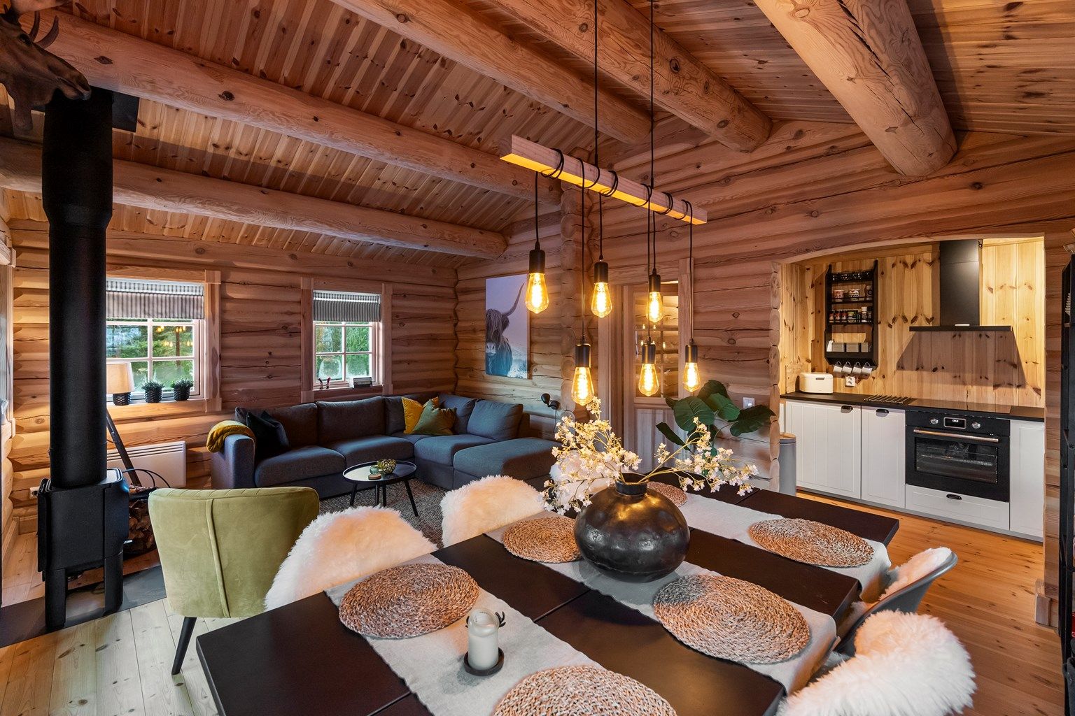 Hytten har høy himling og tømmer i vegger og tak - Ekte hyttefølelse!