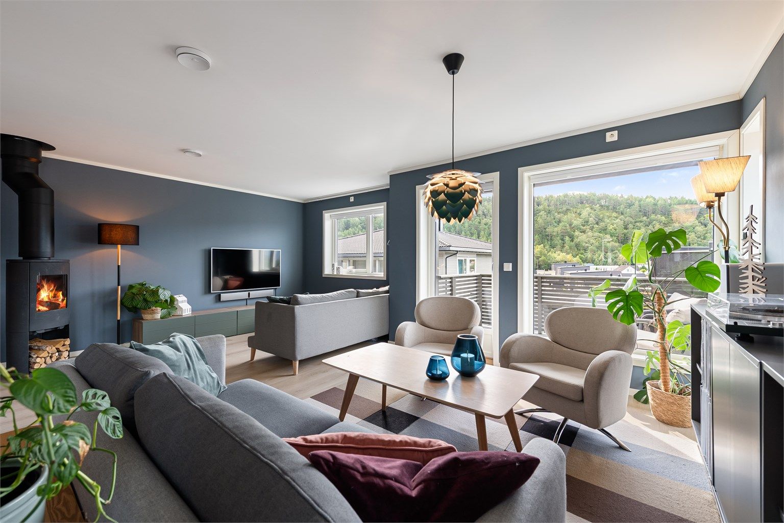 Romslig stue med god plass til flere soner og sitteplasser