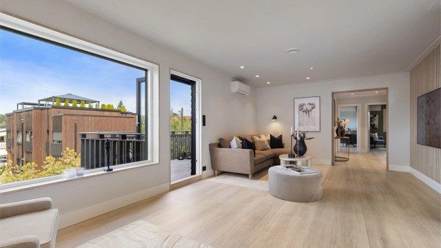 Fra stuen er det direkte utgang til en balkong på 13 m².