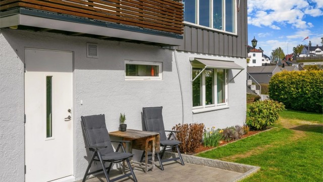 Egen entrè til hybel med en liten og steinbelagt uteplass