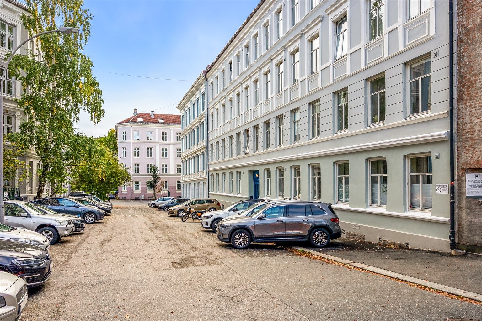 Fasade og mulighet for parkering med el lader rett utenfor!