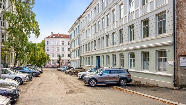 Fasade og mulighet for parkering med el lader rett utenfor!