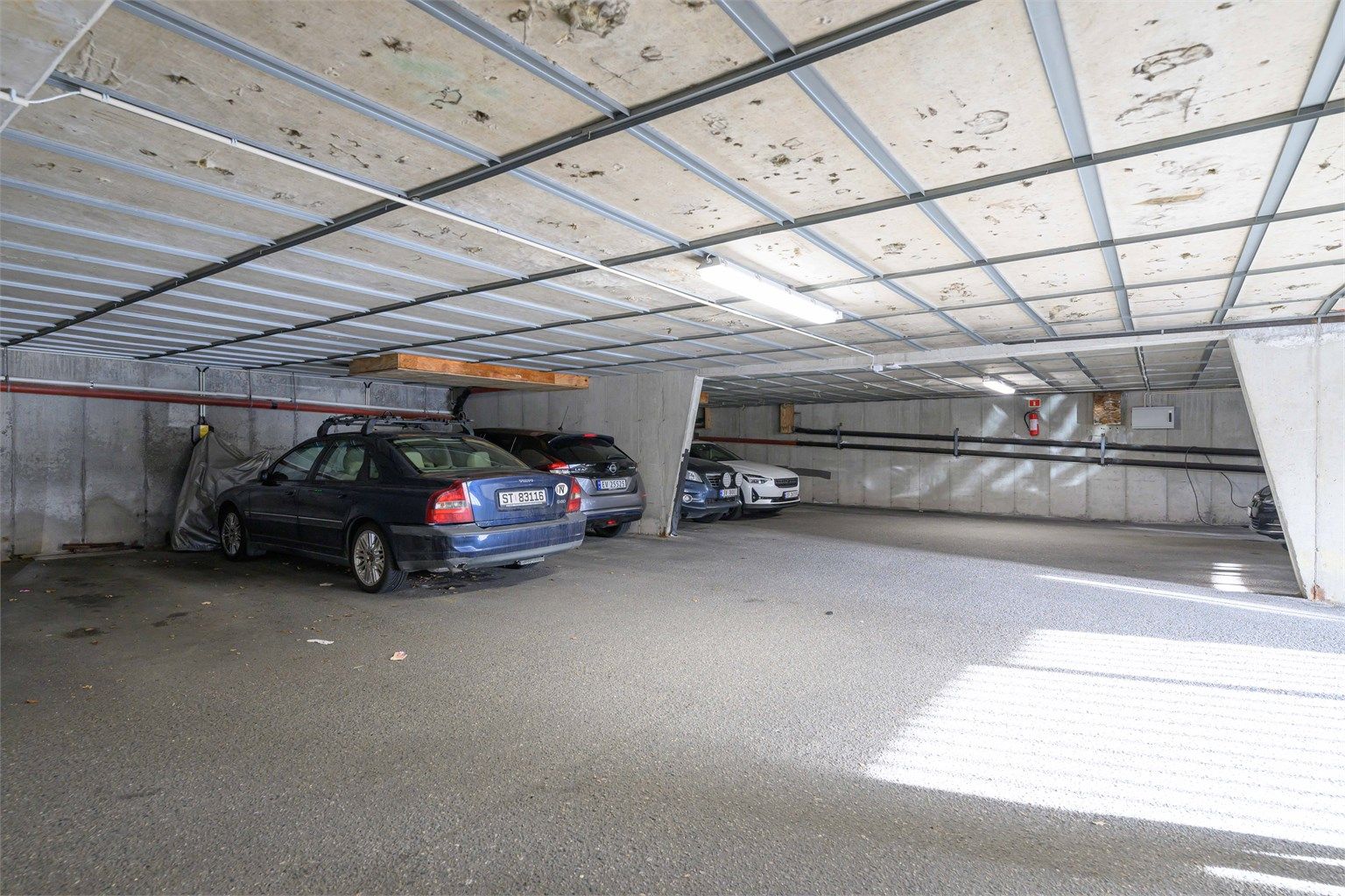 Det medfølger fast parkeringsplass i garasjeanlegg.