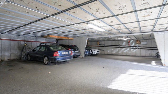 Det medfølger fast parkeringsplass i garasjeanlegg.