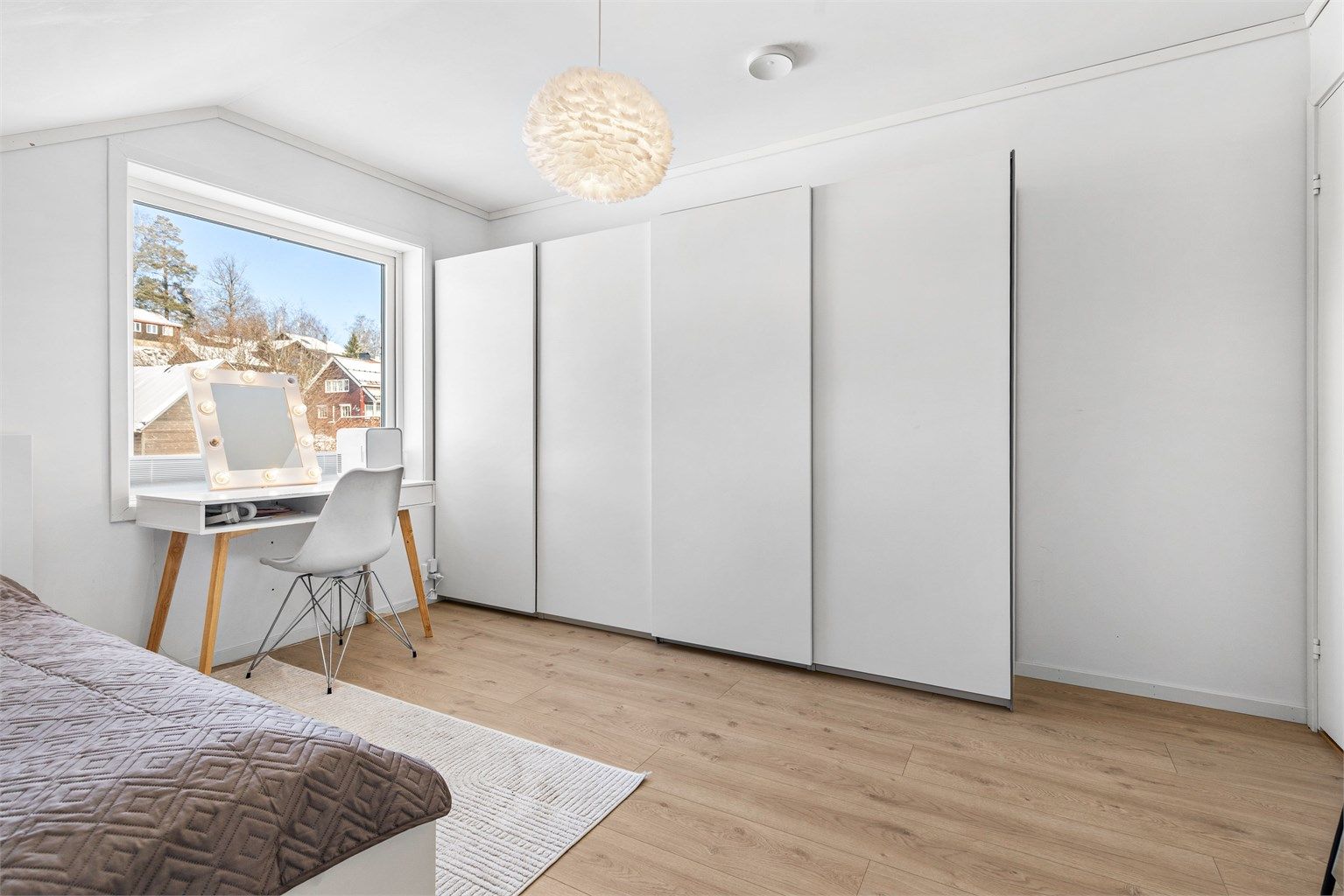 I loftsetasjen er det tre soverom av god størrelse. Plass til dobbeltseng og garderobeskap i alle. (Soverom 3)