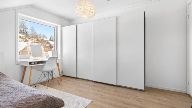 I loftsetasjen er det tre soverom av god størrelse. Plass til dobbeltseng og garderobeskap i alle. (Soverom 3)