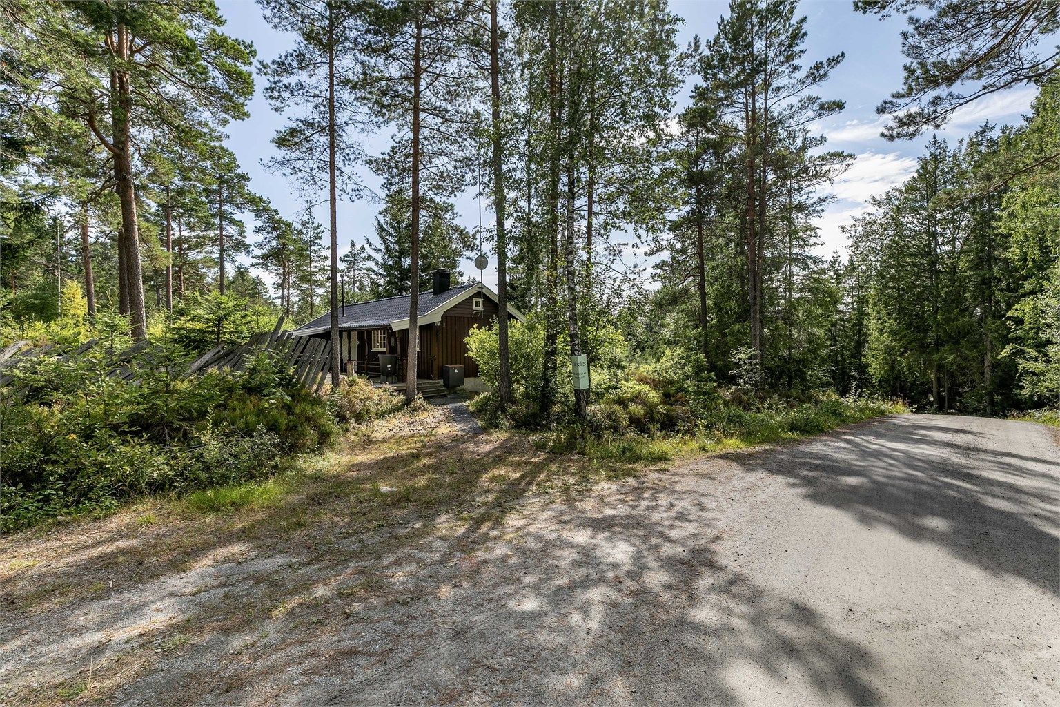 Biloppstillingsplass er anlagt inntil adkomstveien, dels på egen tomt. Videre til hytta er det et fåtall meter å gå i lett terreng.