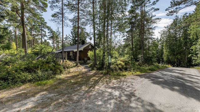 Biloppstillingsplass er anlagt inntil adkomstveien, dels på egen tomt. Videre til hytta er det et fåtall meter å gå i lett terreng.
