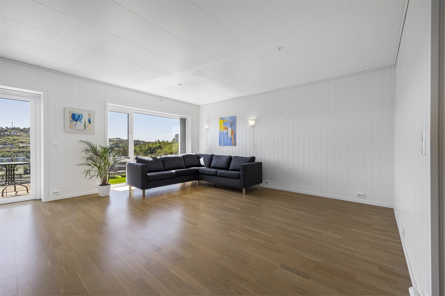 Stuen har god plass til en romslig sofagruppe.