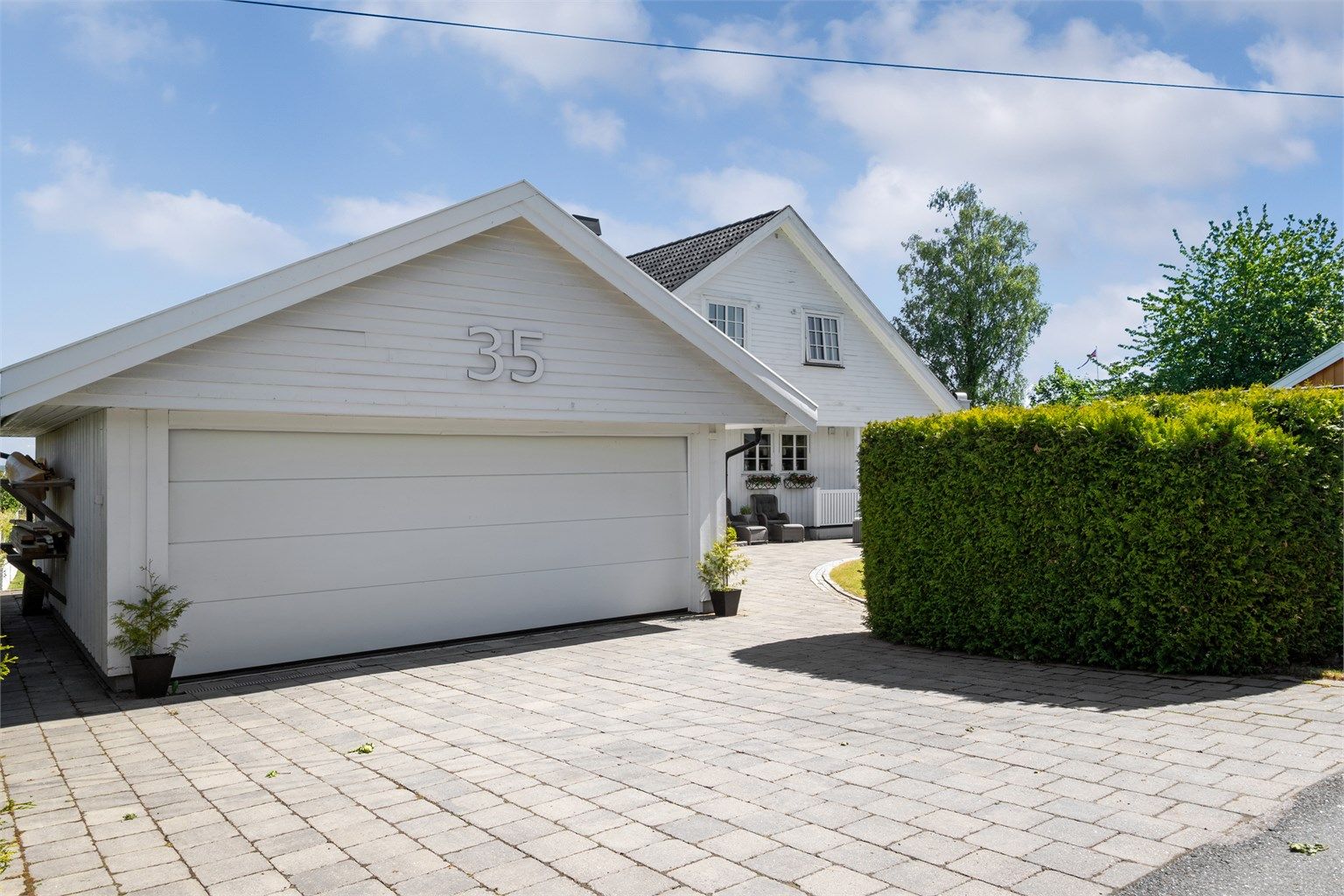 Det er parkering i dobbelgarasje fra 2016 med isolert snekkerrom, samt plass til parkering på gårdsplassen. Det er montert el-billader.