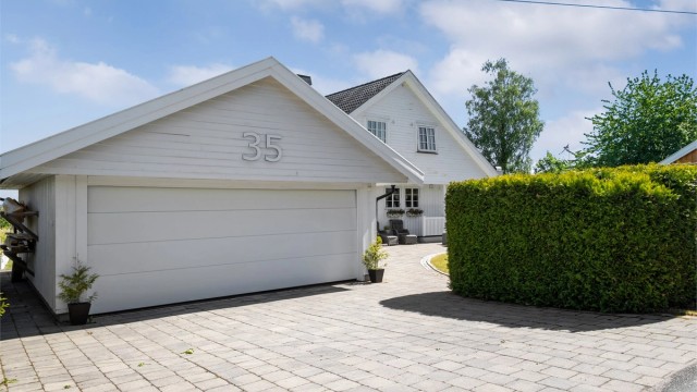 Det er parkering i dobbelgarasje fra 2016 med isolert snekkerrom, samt plass til parkering på gårdsplassen. Det er montert el-billader.