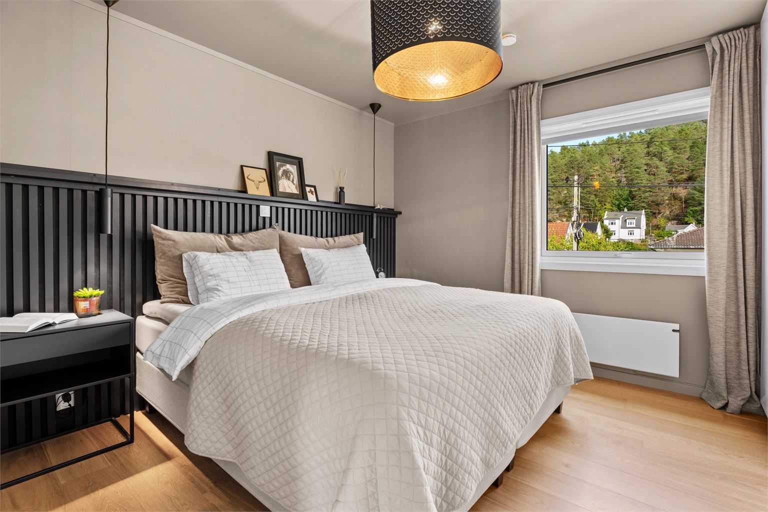Legg merke til den lekre spileveggen som rammer inn sengen.